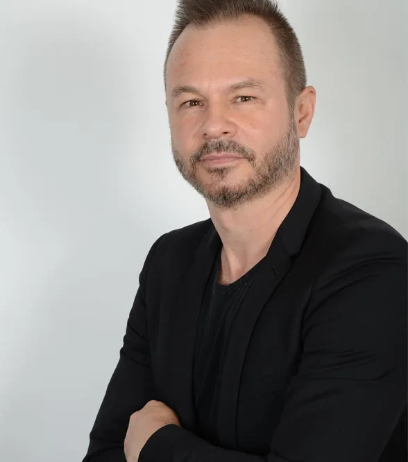 Fabien Dusseaux dans son atelier de bijoux personnalisés