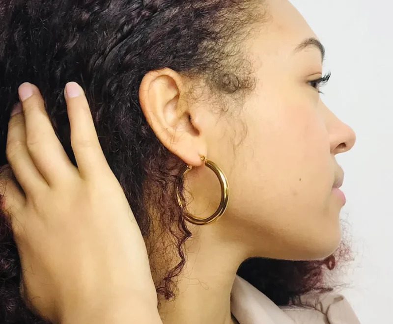 Visage femme porte créole