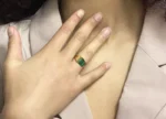 Bague ajourée sur doigt de femme