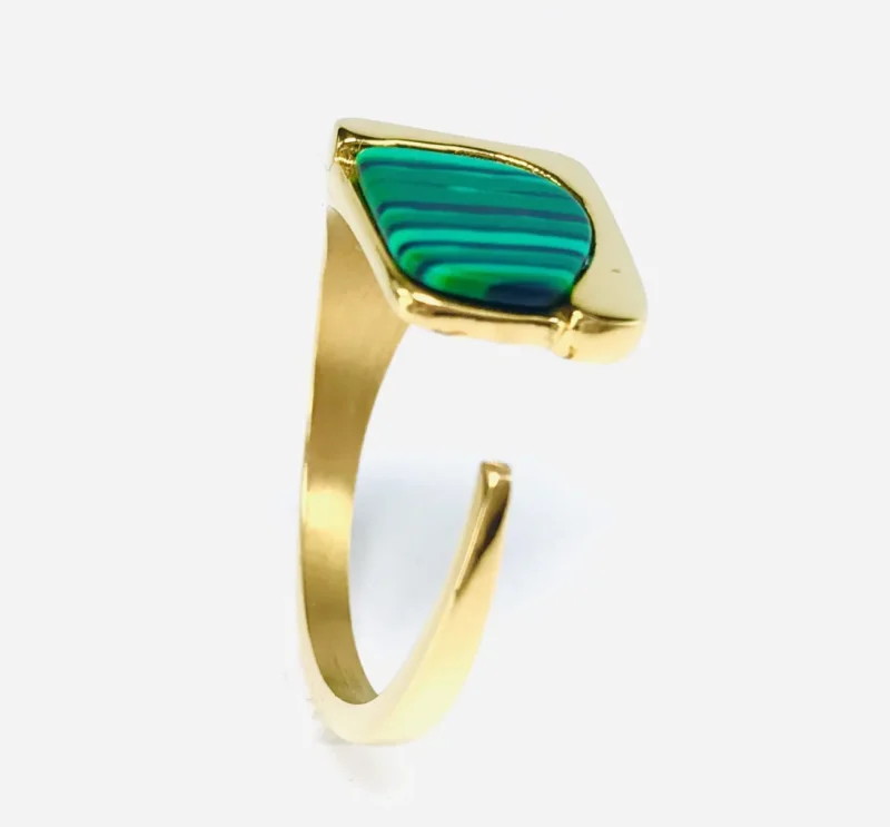 Bague ajustable pour femme avec une pierre verte
