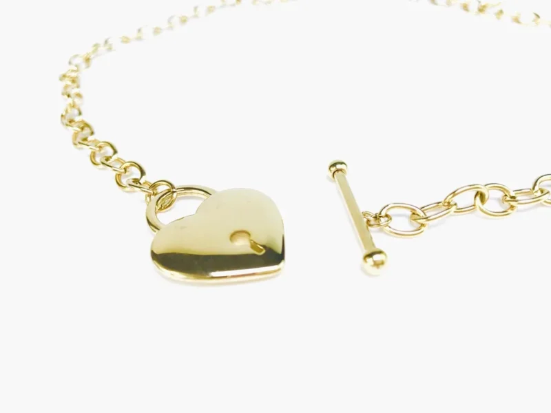 Gros plan collier pendentif coeur