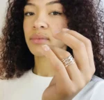 Femme portant au doigt bague Entrelacés en Argent