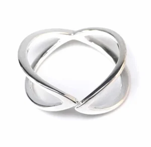 Bague ajourée croisée argent femme vue en dessous