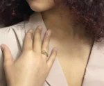 Bague or porté par une femme