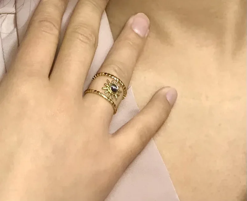 Bague plaqué or soleil au doigt