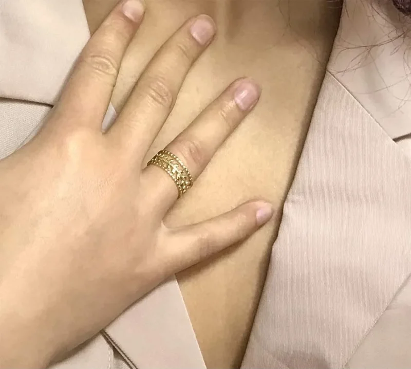 Doigt de femme portant bague tendance laurier
