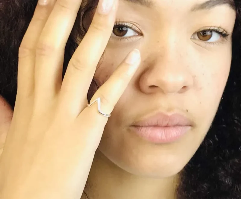 Femme portant bague femme argent triangle