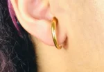Femme portant créole or demi-cercle