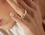 Femme portant bague émaille blanc or au doigt