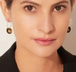 Créoles portant par modèle femme visage de face