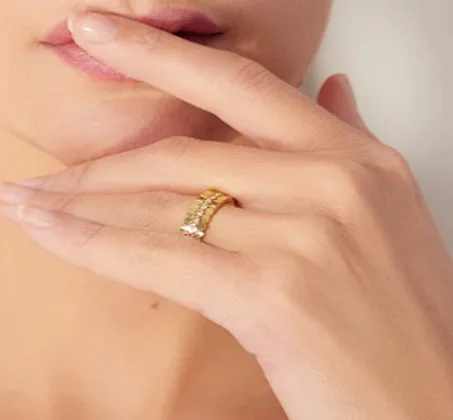 Main portant bague trois anneaux or zircon