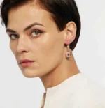 Boucles pendante pierre rose anneau or porté par modèle femme