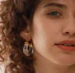 Model femme portant boucles d'oreilles transparentes