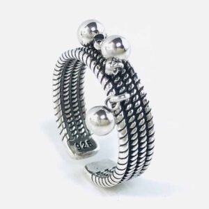 Bague femme ajustable argent 925 breloque boule prise vue sur profil bijou