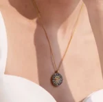 Femme portant médaille collier or jaune émaillé