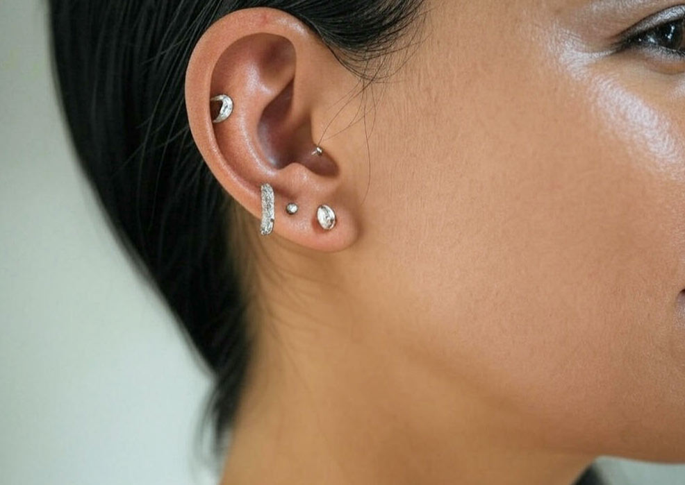 Différent endroit piercing conch d'oreille