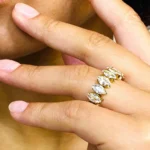 Femme portant bague or diamant zirconium blanc