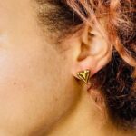 Femme portant oreilles bijou clou coeur or Femme portant oreilles bijou clou coeur or