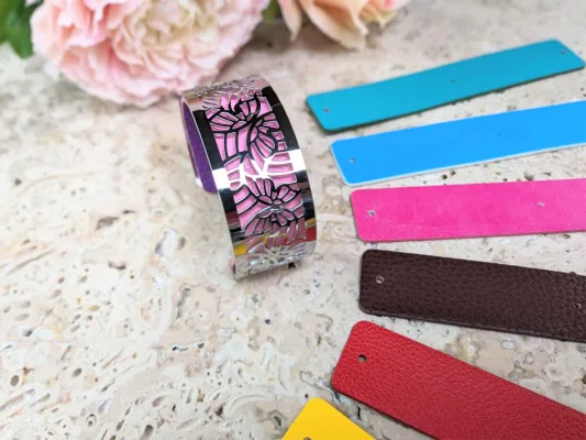 Manchette bracelet ajouré en acier inox bandelette de couleur en cuire