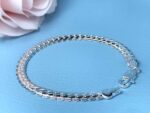 Bracelet femme argent petite maille sur fond de cuir bleu