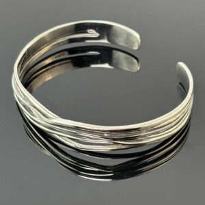 Manchette en argent au design entrecroisé