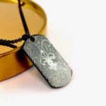 Collier Homme Mixte Gravure Haute Précision en Touraine