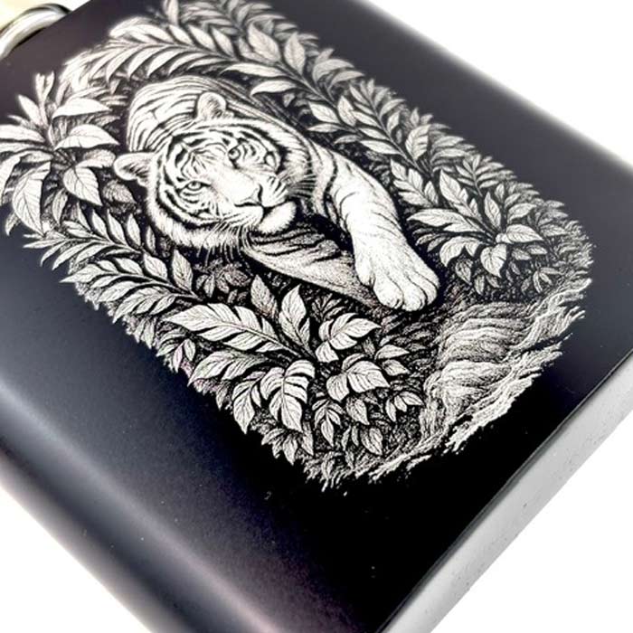 Flasque premium gravée en Touraine. Motif tigre unique