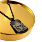 collier-medaille-millitaire-tete-brule-crane-fleur Pendentif Acier Noir – Motif Crâne & Fleurs