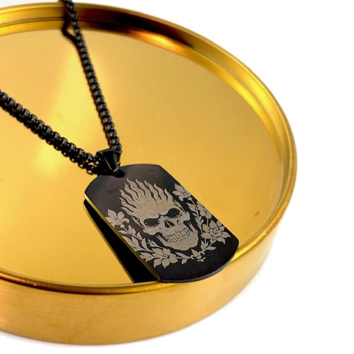 Pendentif Acier Noir – Motif Crâne & Fleurs