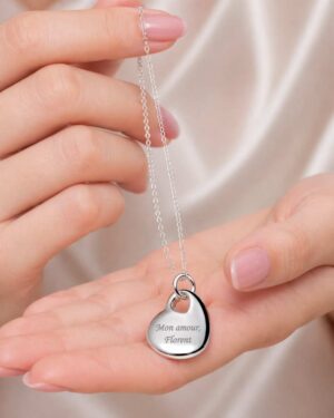 Collier cœur argent gravé Mon amour, Florent présenté dans des mains de femme – Toimonbijou