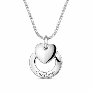 Collier cœur argent avec prénom à graver sur fond blanc