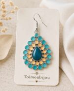 Boucles d’oreilles femme pendantes fantaisie goutte turquoise portées à l’oreille Boucles d’Oreilles Pendantes Fantaisie Goutte Turquoise Portées par une Femme