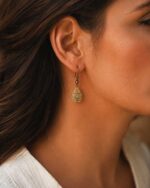 boucle-d-oreille-boheme-grave-porte-sur-oreille-femme