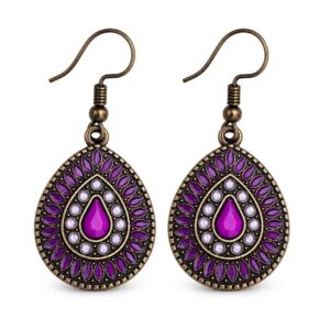 Boucles d’Oreilles Pendantes Goutte Pourpre sur Fond Blanc