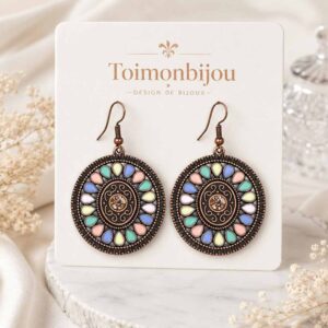 Boucles d’oreilles chics et originales présentées sur support Toimonbijou