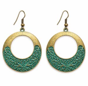 Boucles d’oreilles femme créoles pendantes émaillées turquoise sur fond blanc