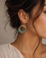 Boucles d’Oreilles Créoles Pendantes Turquoise Portées par une Femme Boucles d’oreilles femme créoles pendantes turquoise portées à l’oreille