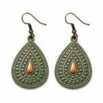 Boucles d’oreilles femme pendantes émaillées forme goutte turquoise sur fond blanc Boucles d’Oreilles Femme Pendantes Émaillées Goutte Turquoise Fond Blanc