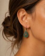 Boucles d’oreilles femme pendantes émaillées forme goutte turquoise et cuivre sur fond blanc Boucles d’Oreilles Femme Pendantes Émaillées Goutte Turquoise Fond Blanc
