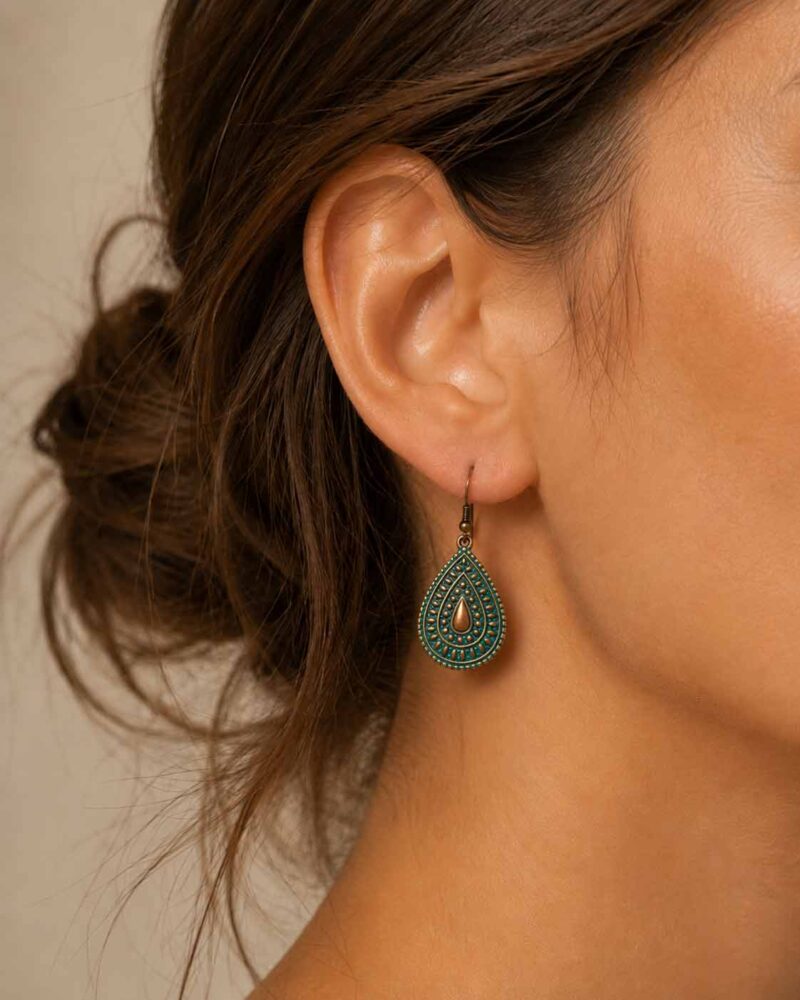 Boucles d’oreilles femme pendantes émaillées forme goutte turquoise et cuivre sur fond blanc Boucles d’Oreilles Femme Pendantes Émaillées Goutte Turquoise Fond Blanc