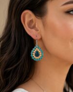 Boucles d’oreilles femme pendantes fantaisie goutte turquoise présentées sur support blanc Toimonbijou Boucles d’Oreilles Pendantes Fantaisie Goutte Turquoise sur Support Toimonbijou