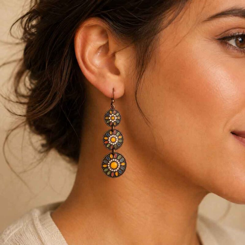 Boucles d’oreilles femme pendantes multicolores rosace bohème portées à l’oreille