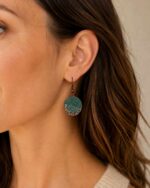 Boucles d’oreilles femme rondes pendantes émaillées spirale turquoise portées à l’oreille Boucles d’Oreilles Rondes Pendantes Émaillées Spirale Turquoise Portées par une Femme