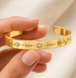 Jonc Bouquet de Famille doré personnalisé Bracelet tenu entre les doigts