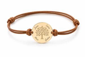 Bracelet cordon marron avec médaille dorée arbre de vie et prénoms gravés Jean, Cora, Max et Gabin